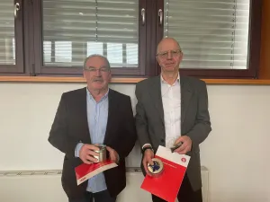 Volker Anding erhält die Ehrennadel in Gold vom Thüringer Fußballverband